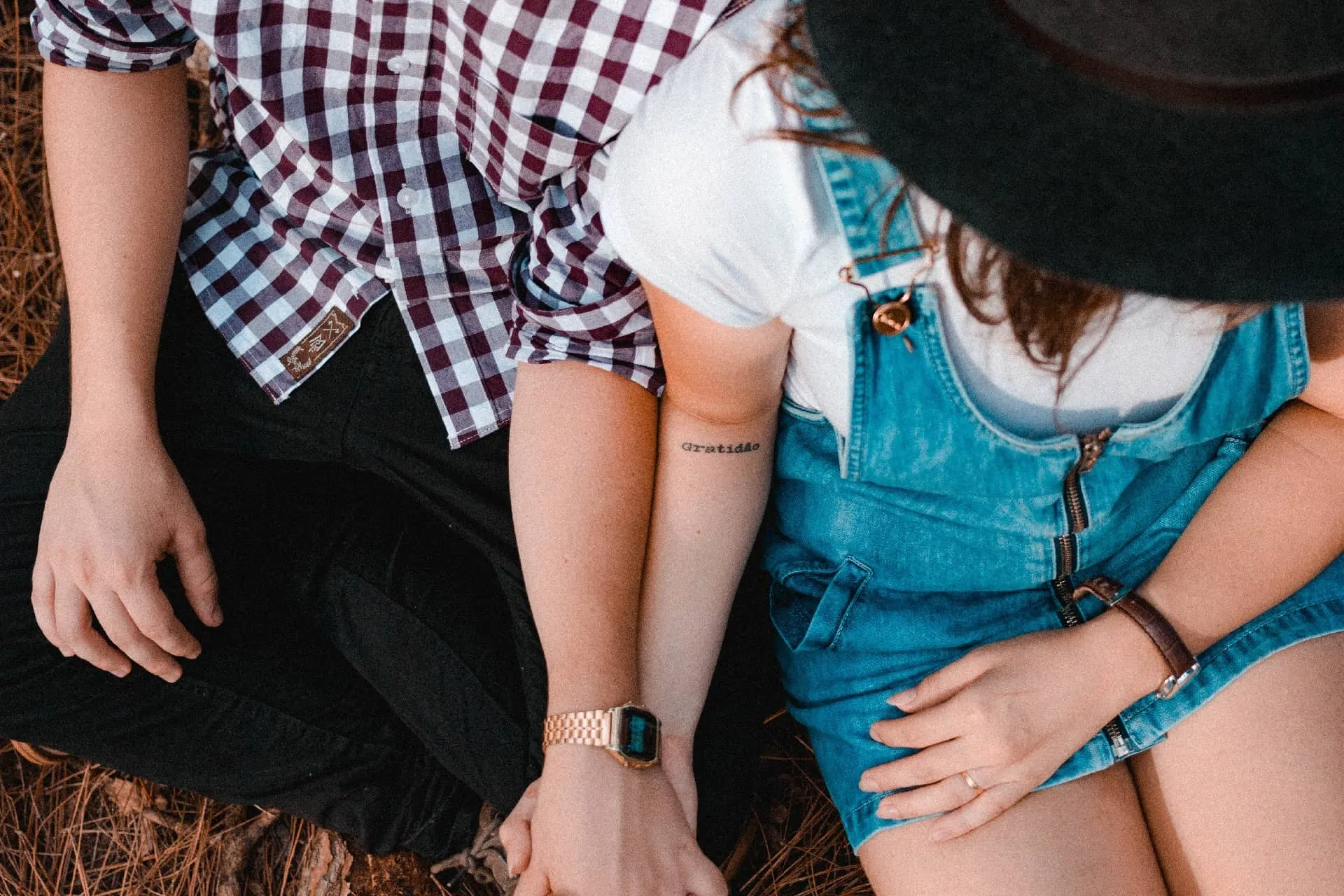 9 Clear Signs He Can’t Let You Go